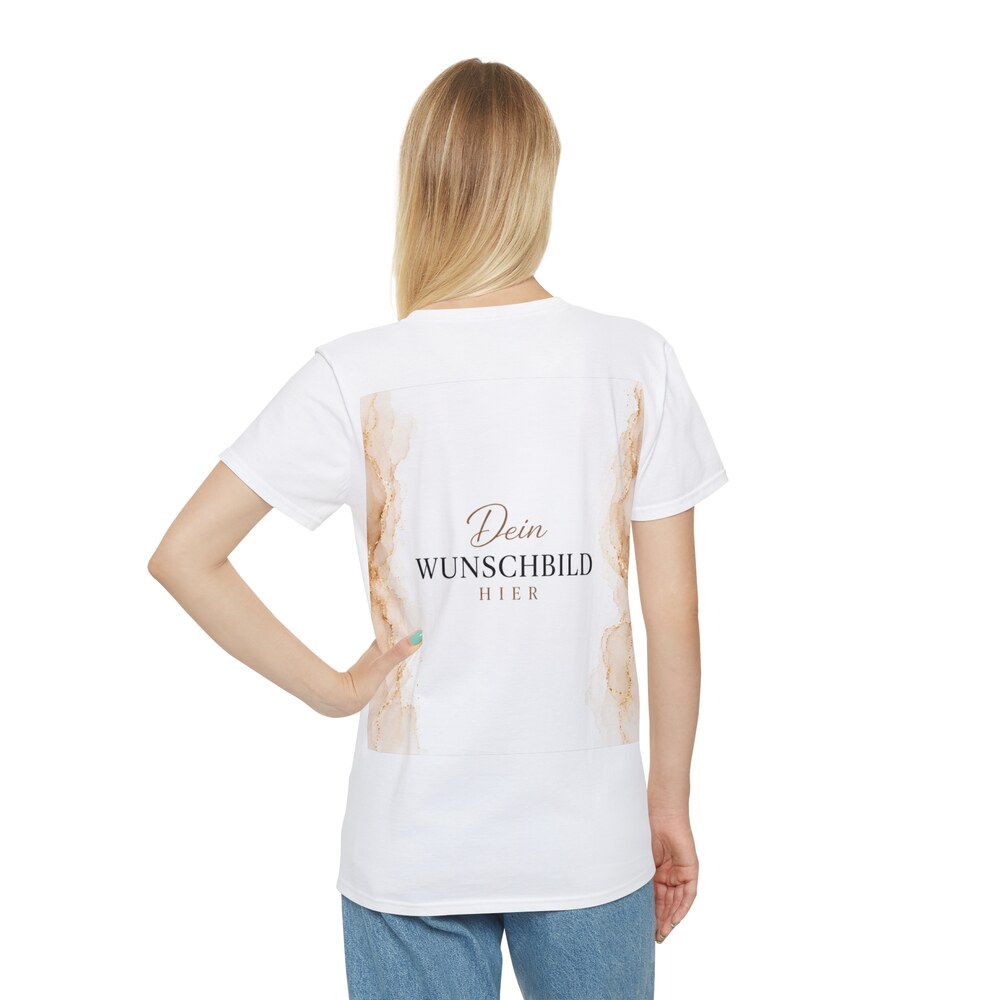 Frau trägt ein weißes personalisierbares T-Shirt mit rechteckigem Wunschbild-Platzhalter und Marmorrahmen