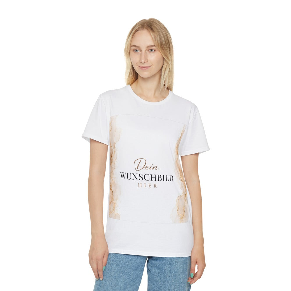 Frau trägt ein weißes personalisierbares T-Shirt mit rechteckigem Wunschbild-Platzhalter im Marmor-Look