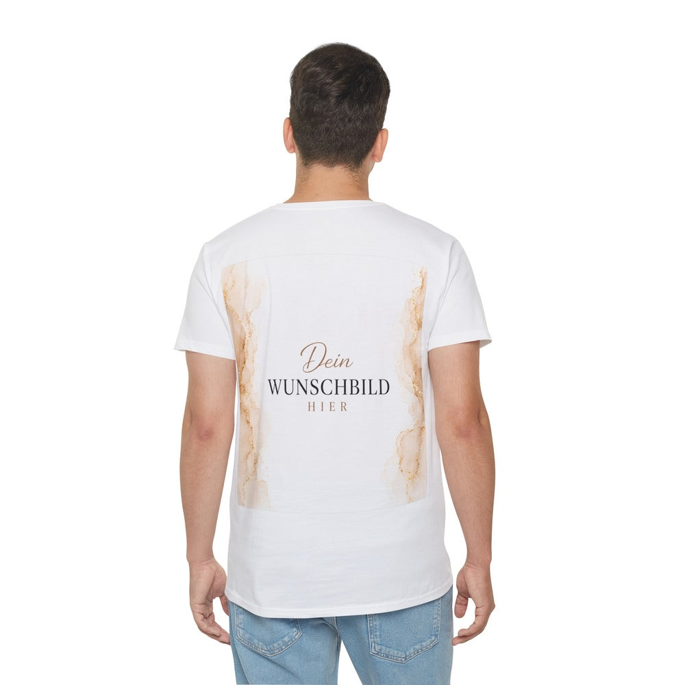 Mann trägt ein weißes personalisierbares T-Shirt mit rechteckigem Wunschbild-Platzhalter im Marmor-Look
