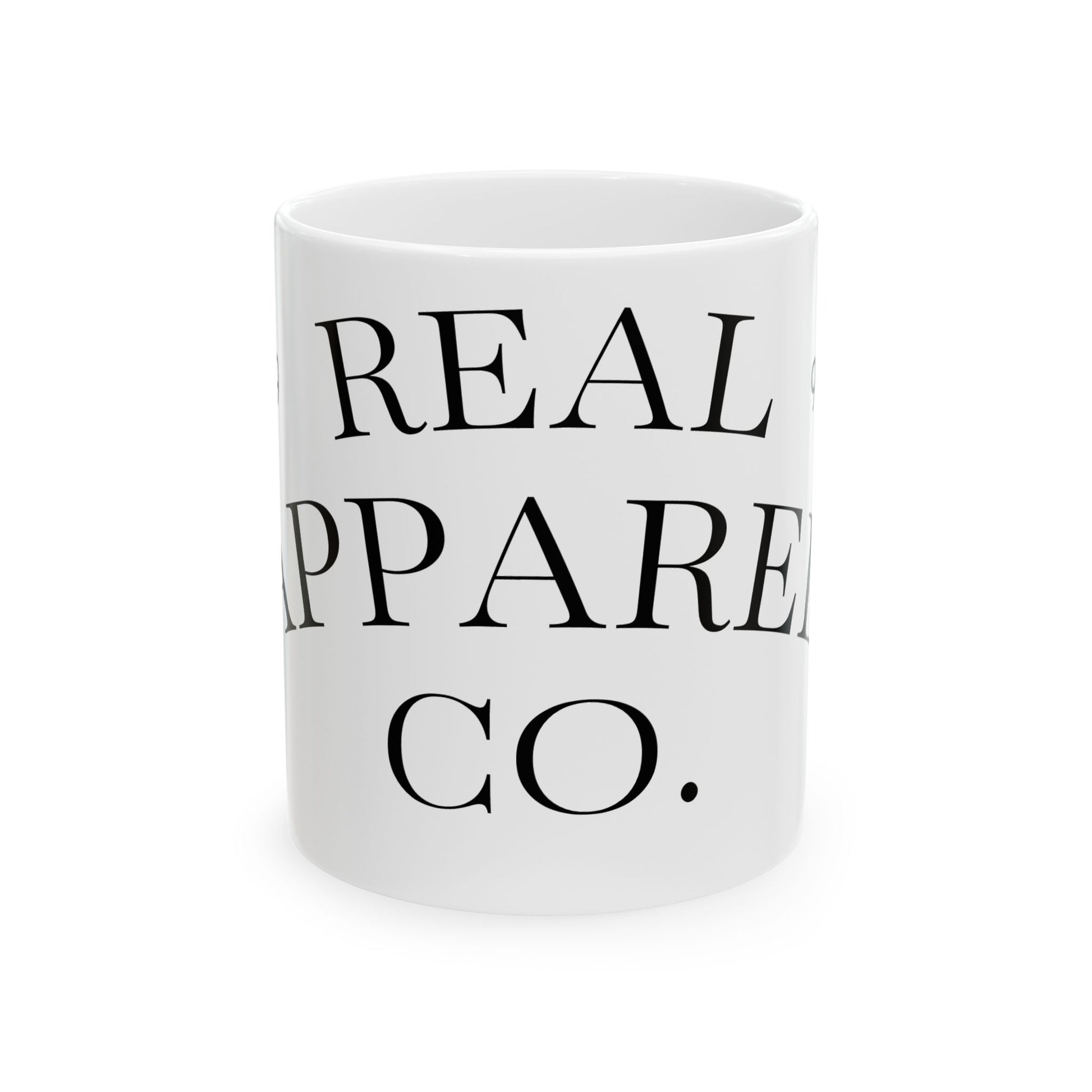 Personalisierte weiße Keramiktasse mit großem schwarzen Schriftzug Real Apparel Co. im minimalistischen Editorial-Stil