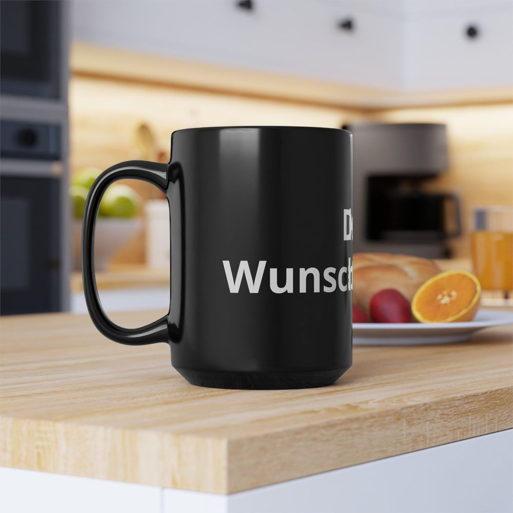 Personalisierte schwarze Kaffeetasse mit individuellem Text auf einem Schreibtisch im Büro.