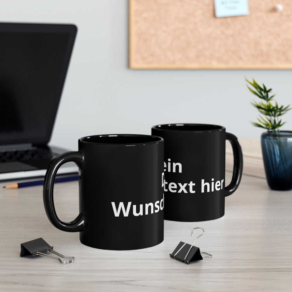 Personalisierte schwarze Keramiktasse mit frei wählbarem Text als individuelles Geschenk.