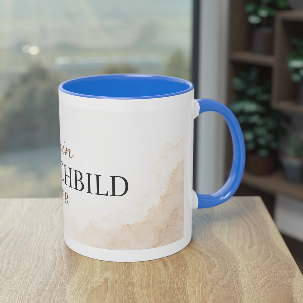 Personalisierte Two-Tone Tasse mit blauem Henkel und blauem Innenbereich auf einem Holztisch als Beispiel für eine individuell gestaltbare Fototasse.