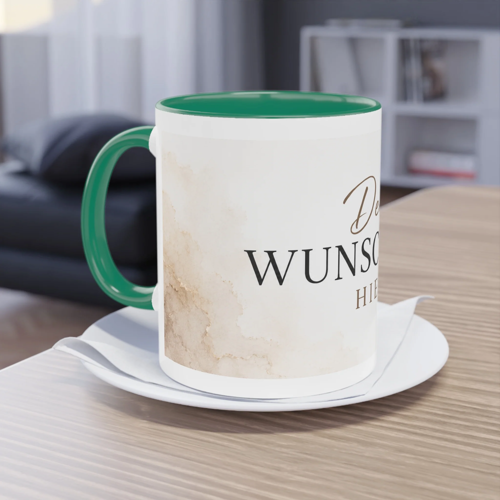 Personalisierte Two-Tone Tasse mit grünem Henkel und grünem Innenbereich auf einem Holztisch als Beispiel für eine individuell gestaltbare Fototasse.