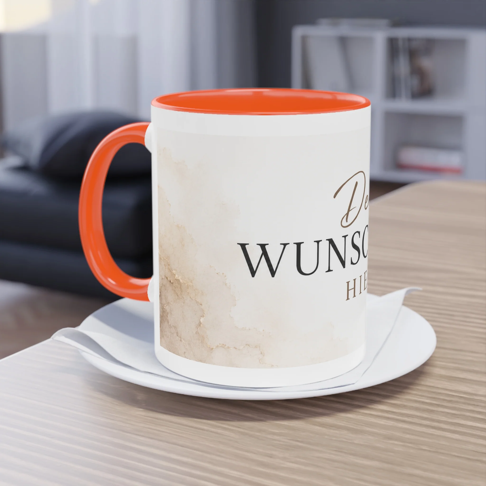Personalisierte Two-Tone Tasse mit orangem Henkel und orangem Innenbereich auf einem Holztisch als Beispiel für eine individuell gestaltbare Fototasse.