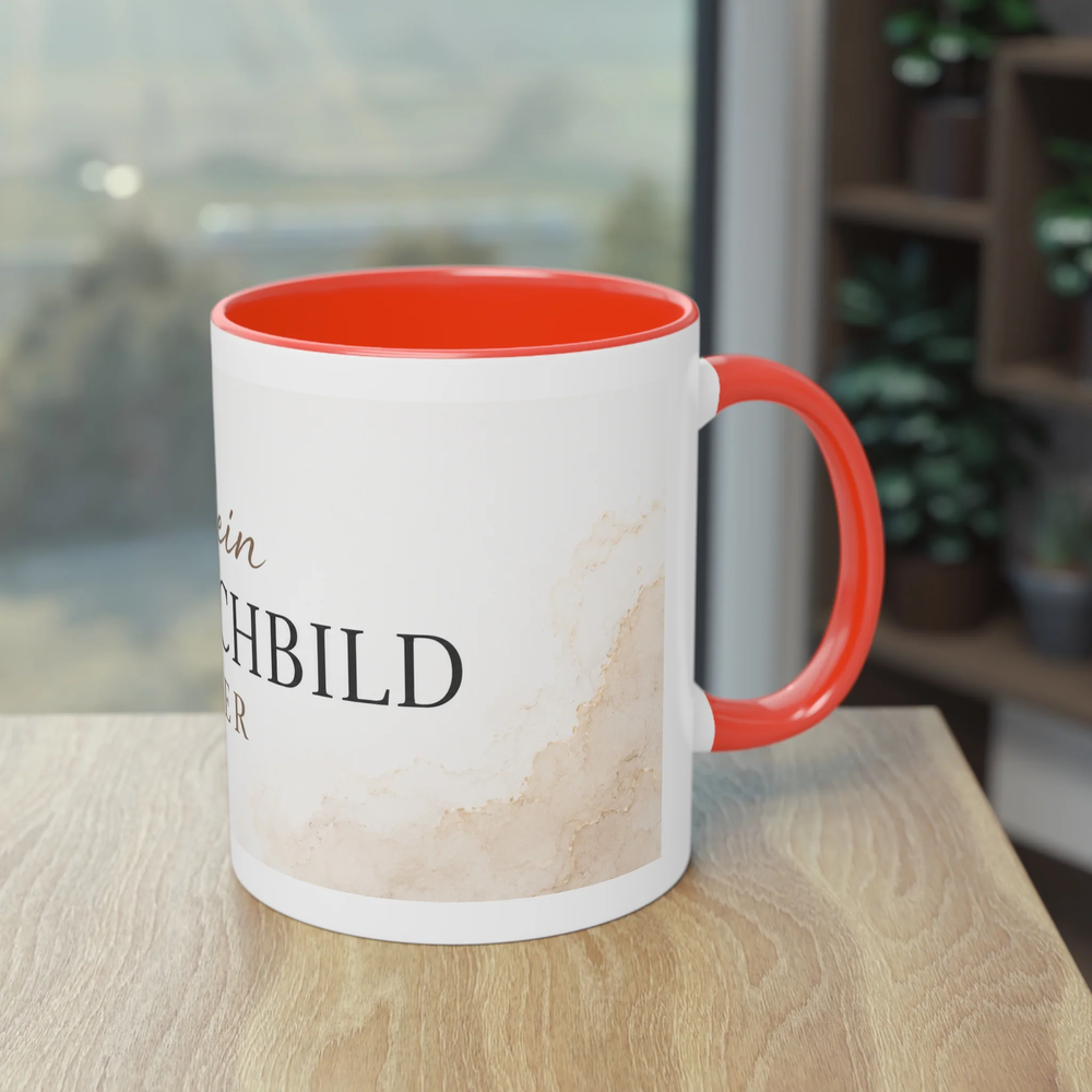 Personalisierte Two-Tone Tasse mit rotem Henkel und Innenbereich auf einem Holztisch als Beispiel für eine individuell gestaltbare Fototasse.