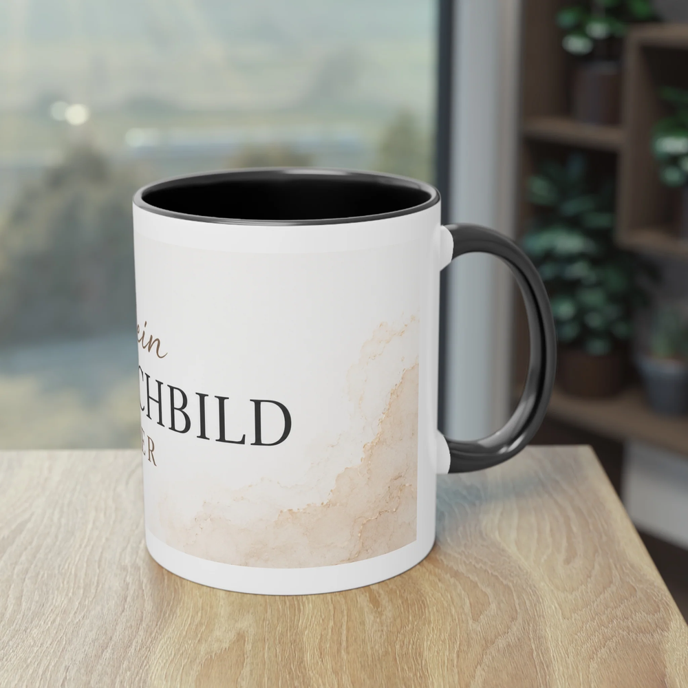 Personalisierte Two-Tone Tasse mit schwarzem Henkel und schwarzem Innenbereich auf einem Holztisch als Beispiel für eine individuell gestaltbare Fototasse.
