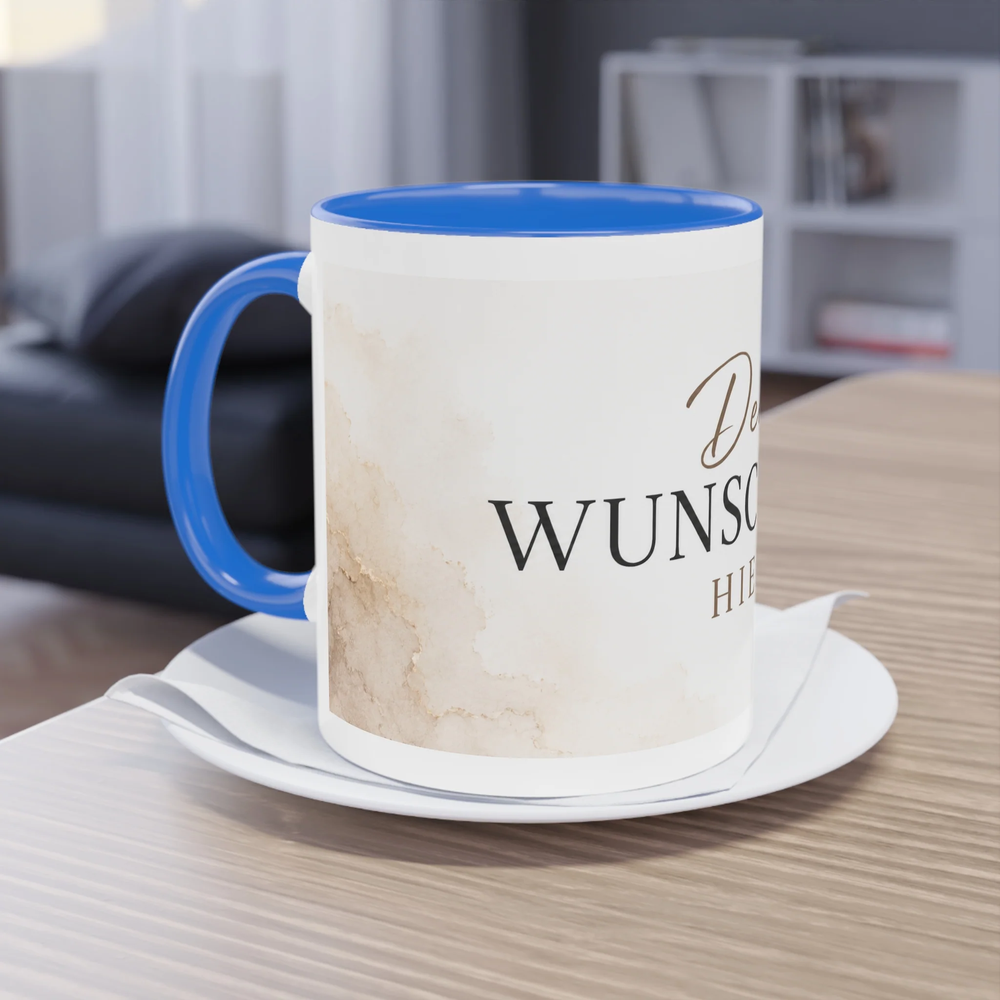 Personalisierte Two-Tone Tasse mit blauem Henkel auf einer Untertasse in einer Wohnumgebung als Produkt-Mockup für eine individuell gestaltbare Fototasse.