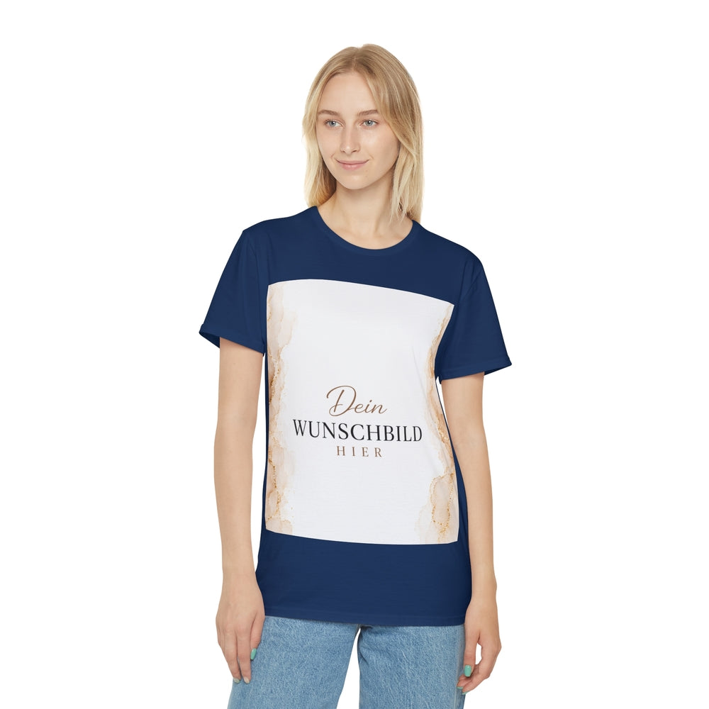 Frau trägt ein dunkelblaues T-Shirt mit großem Wunschbild-Platzhalter im Marmor-Look