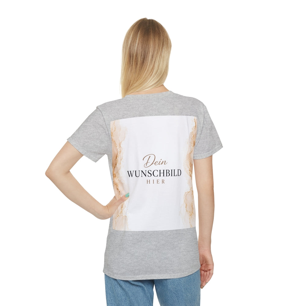 Frau trägt ein graues personalisierbares T-Shirt mit großflächigem Wunschbild-Platzhalter im Marmor-Look