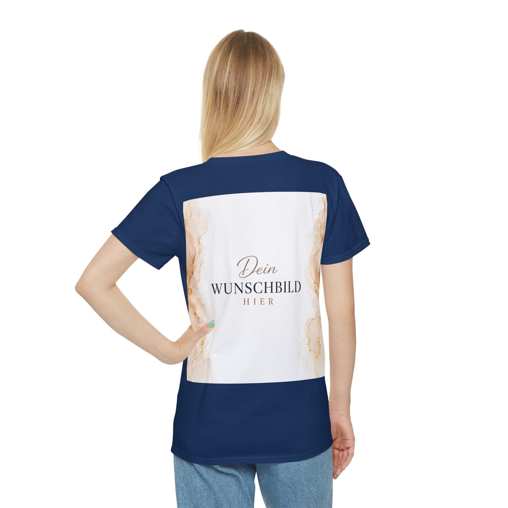 Frau trägt ein dunkelblaues personalisierbares T-Shirt mit großem Wunschbild-Platzhalter im Marmor-Look