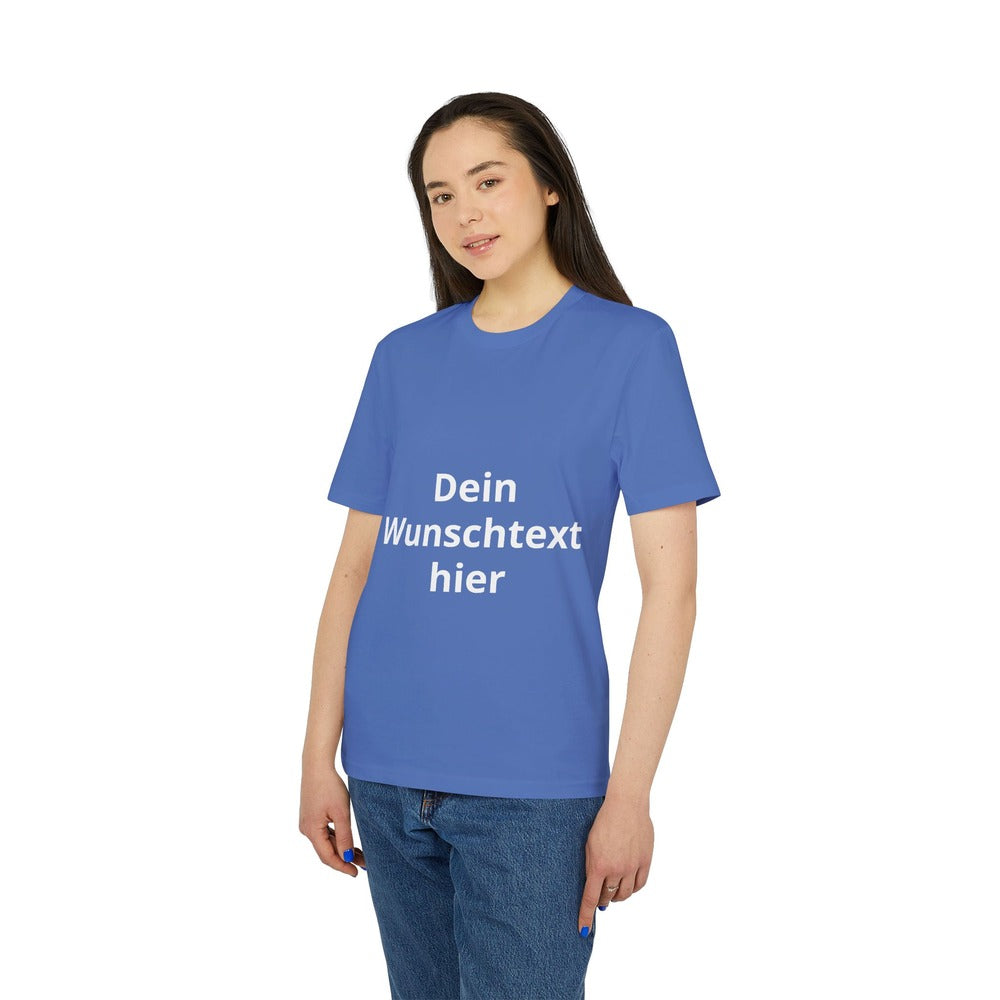 Frau trägt ein leuchtend blaues personalisierbares T-Shirt mit weißem Wunschtext