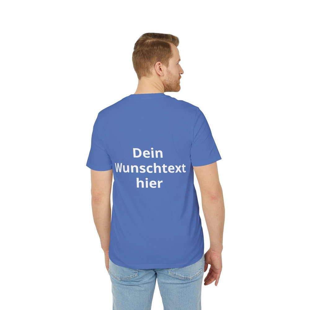 Mann trägt ein leuchtend blaues personalisierbares T-Shirt mit weißem Wunschtext