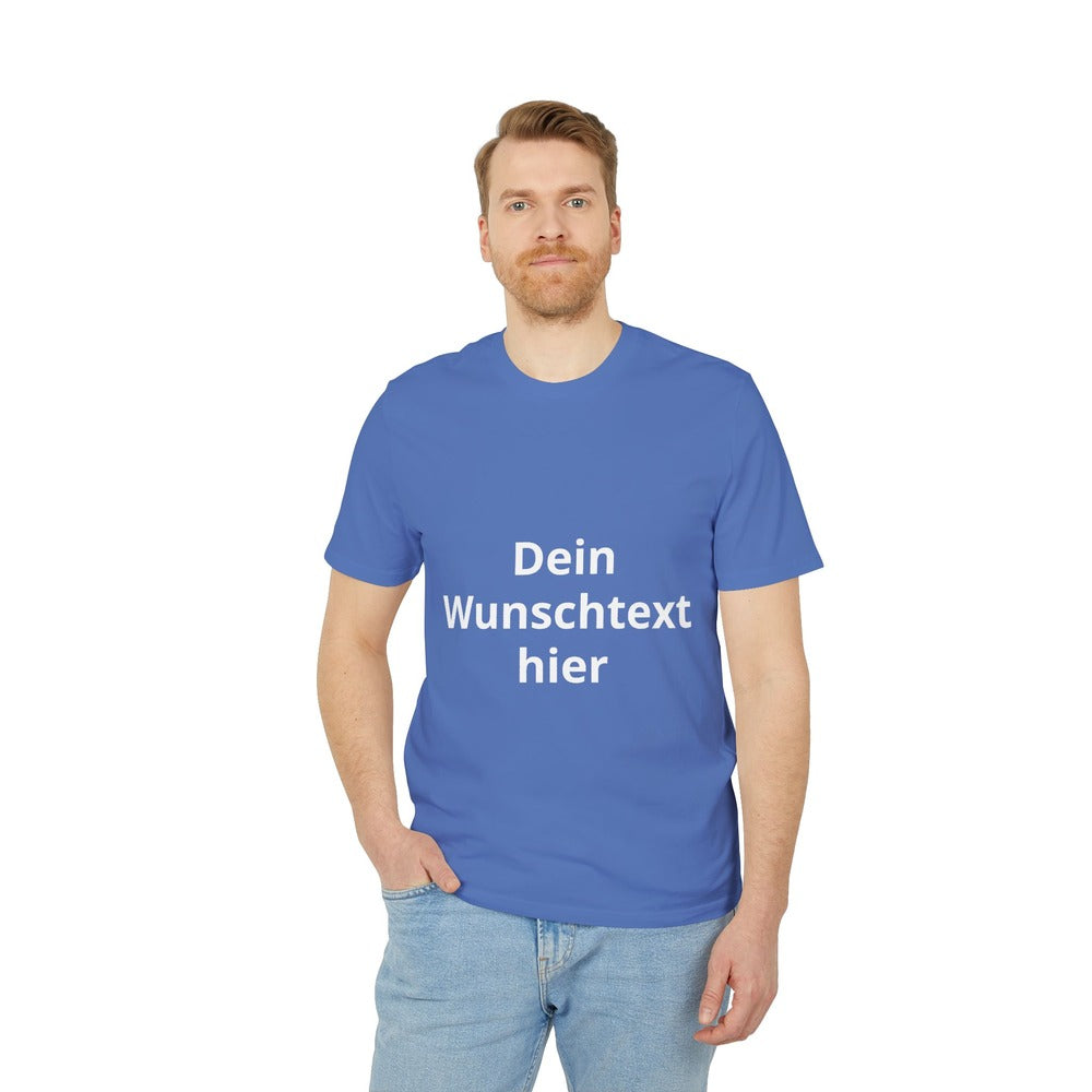 Herrenmodel mit leuchtend blauem T-Shirt und dem Beispieltext „Dein Wunschtext hier“