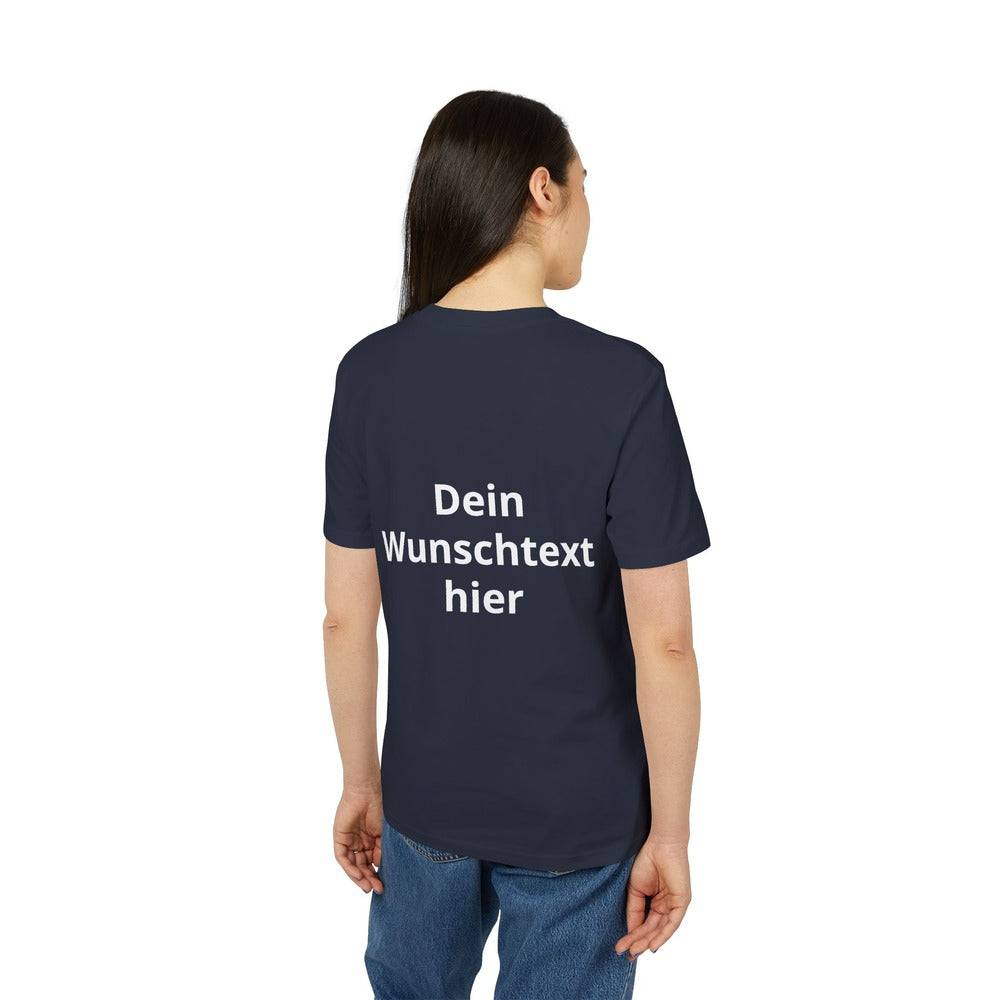 Damenmodel trägt ein dunkelblaues personalisierbares T-Shirt mit weißem Wunschtext