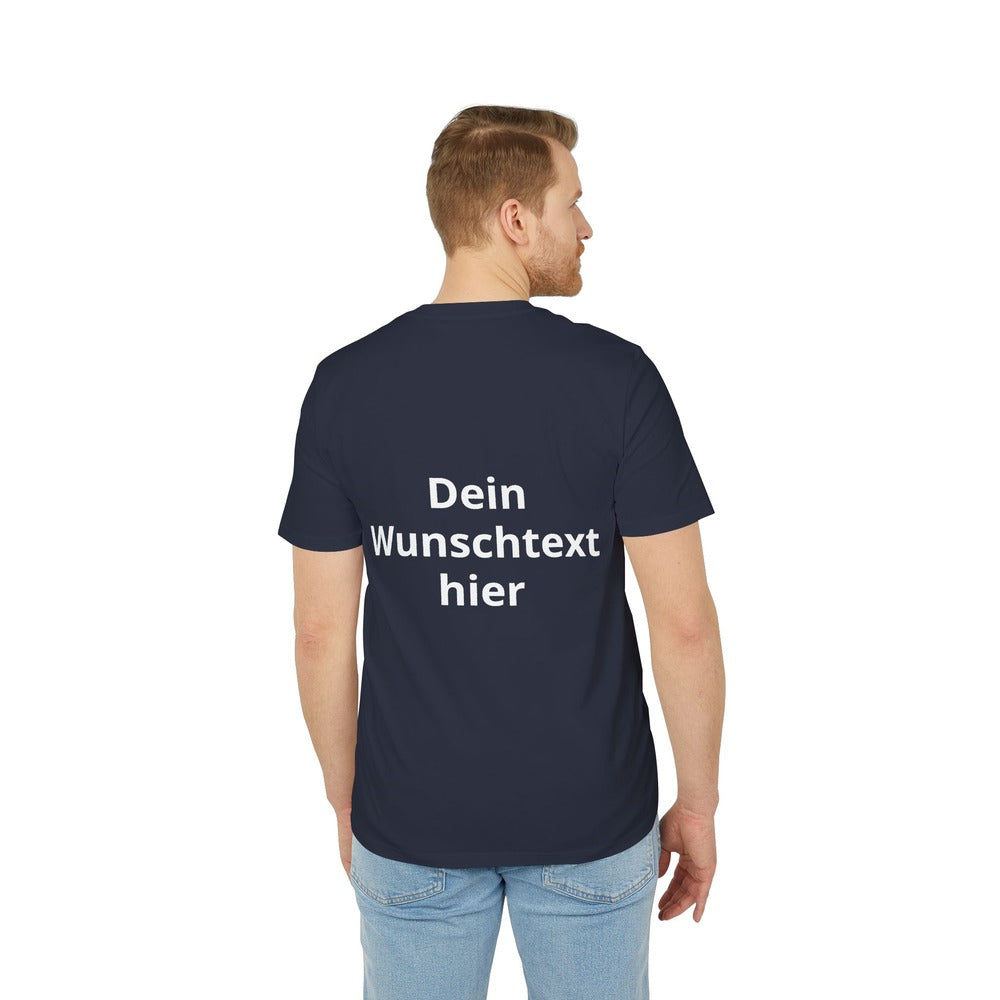 Mann trägt ein dunkelblaues T-Shirt mit dem Beispieltext „Dein Wunschtext hier“
