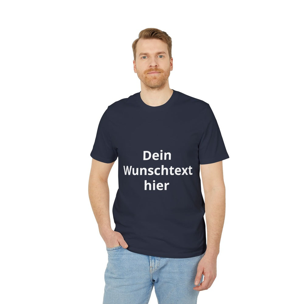 Herrenmodel trägt ein dunkelblaues personalisierbares T-Shirt mit weißem Wunschtext