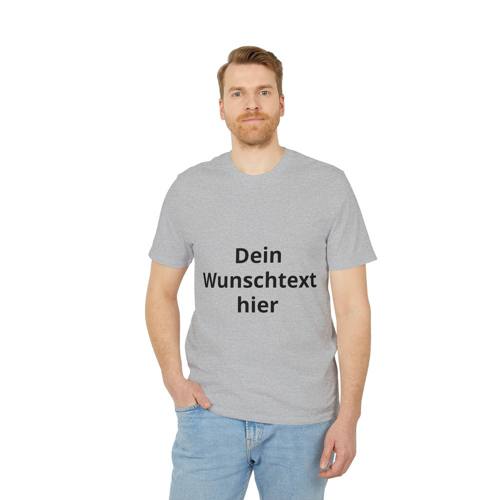 Herrenmodel mit grauem T-Shirt und dem Beispieltext „Dein Wunschtext hier“