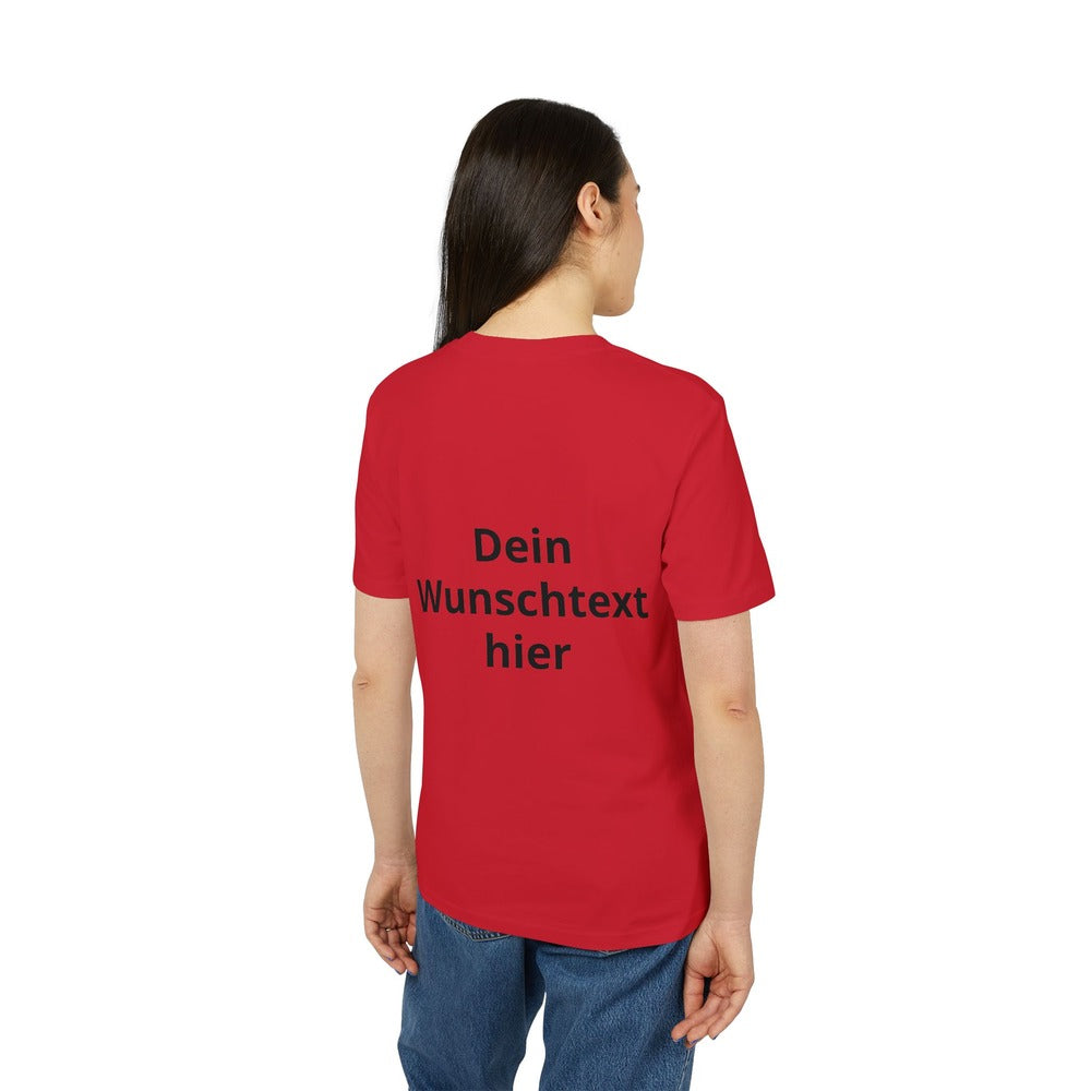 Damenmodel mit rotem T-Shirt und dem Beispieltext „Dein Wunschtext hier“