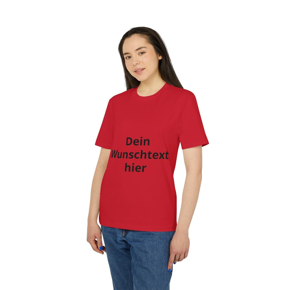 Damenmodel mit rotem T-Shirt und dem Beispieltext „Dein Wunschtext hier“