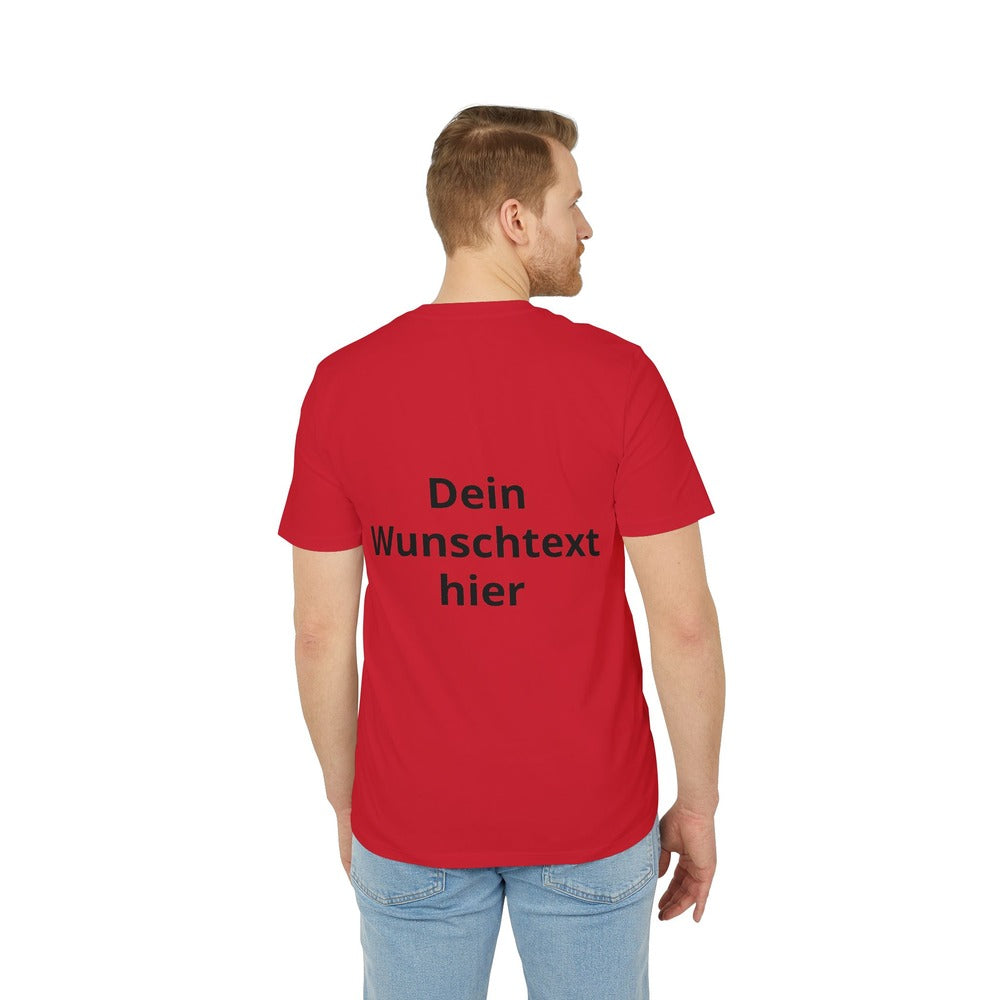 Herrenmodel mit rotem T-Shirt und dem Beispieltext „Dein Wunschtext hier“