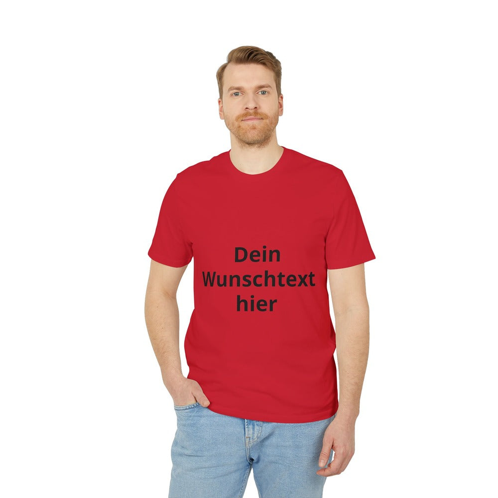 Mann trägt ein rotes personalisierbares T-Shirt mit schwarzem Wunschtext