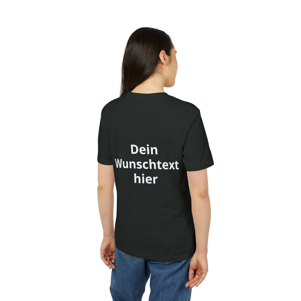 Frau trägt ein schwarzes personalisierbares T-Shirt mit weißem Wunschtext