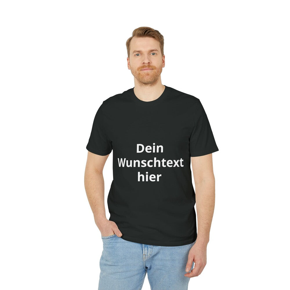 Herrenmodel mit schwarzem T-Shirt und dem Beispieltext „Dein Wunschtext hier“