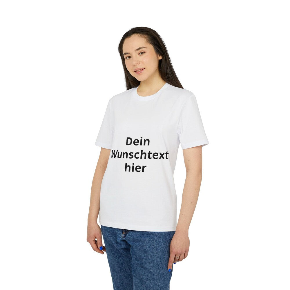Frau trägt ein weißes personalisierbares T-Shirt mit schwarzem Wunschtext