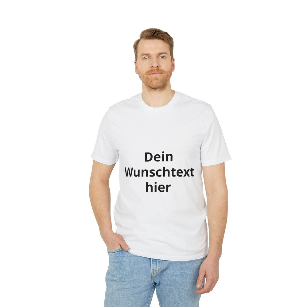 Herrenmodel mit weißem T-Shirt und dem Beispieltext „Dein Wunschtext hier“